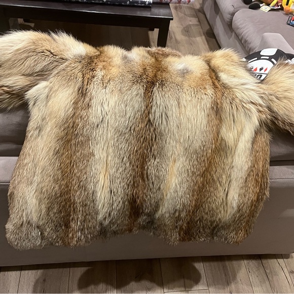 100% REAL Red Wolf Fur Coat - $2500 Resale Value - Picture 10 of 10